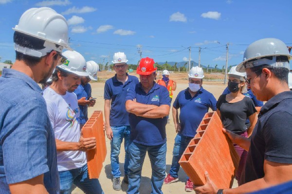 Equipe técnica da SEINFRA visita canteiro de obras na Vila Nova