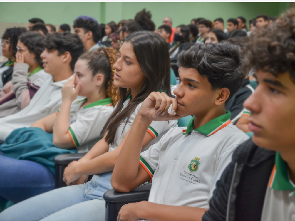 Prefeitura de Itaitinga proporciona encontro entre profissionais da Amazon e estudantes de Itaitinga