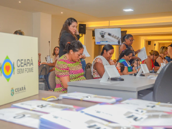 Prefeitura repassa 110 novos cartões às famílias atendidas pelo Programa Ceará Sem Fome